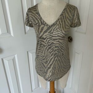 White House Black Market Graphic Fitted Short Sleeve Tee in Gray and Gold